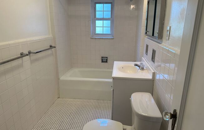 1 bed, 1 bath, 768 sqft, $1,400, Unit Royal York 704