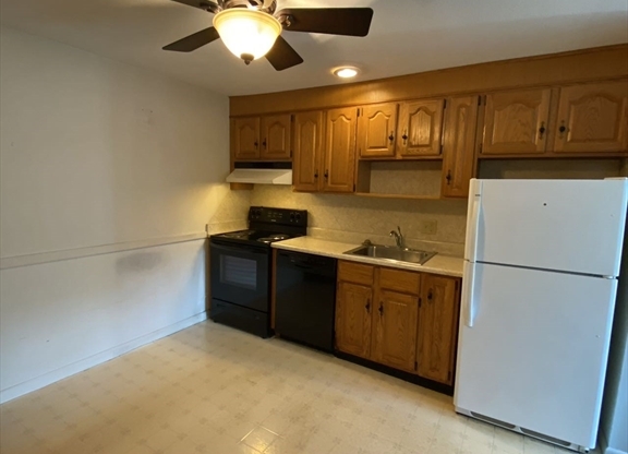 2 beds, 1 bath, 742 sqft, $2,600, Unit 7