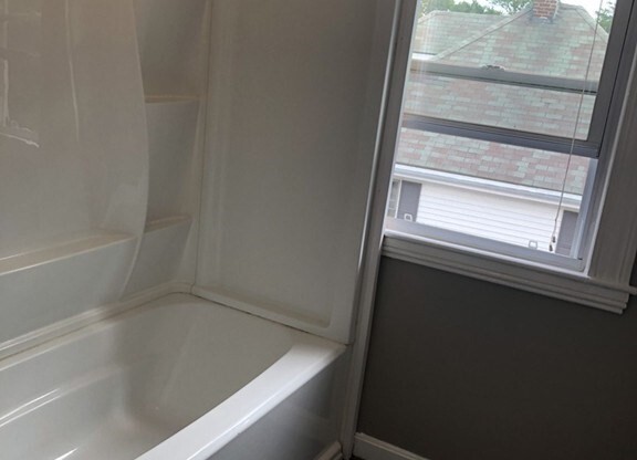 2 beds, 1 bath, 1,028 sqft, $2,100, Unit 3