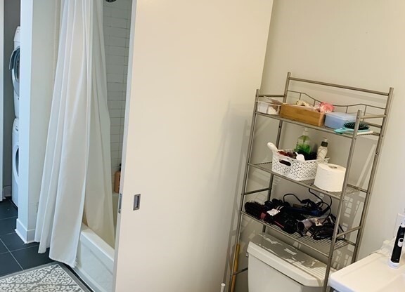 3 beds, 1 bath, 950 sqft, $4,800, Unit 706