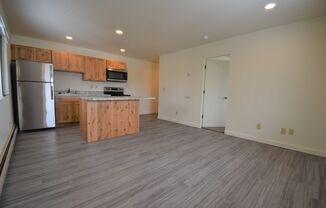Renovated Top Floor 1 Bedroom! Close to Shopping, Downtown and MSU