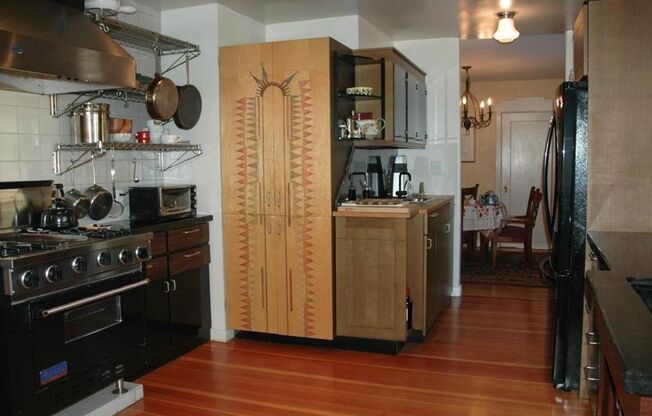 Fully Furnished Short Term Rental (March 7 to June 28, 2025) By Downtown Menlo Park!