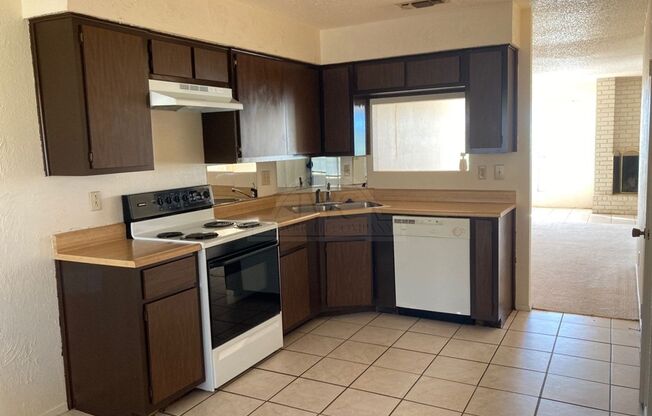 2 beds, 1 bath, $895