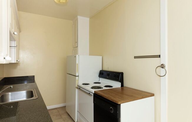 2 beds, 1 bath, 900 sqft, $2,450, Unit 205