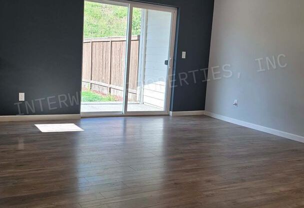 *1/2 OFF 1ST MONTH'S RENT*  Beautiful Newer Construction 3bd 2.5ba Townhouse in Ridgefield With 2 Car Garage, Fenced Backyard & Air Conditioning!