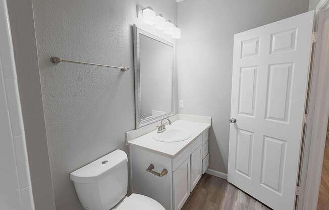 2 beds, 1 bath, 912 sqft, $1,516