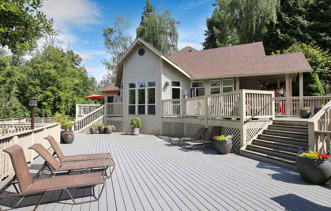 Plenty of patio seating to enjoy at Miramonte Lodge, Milwaukie, OR