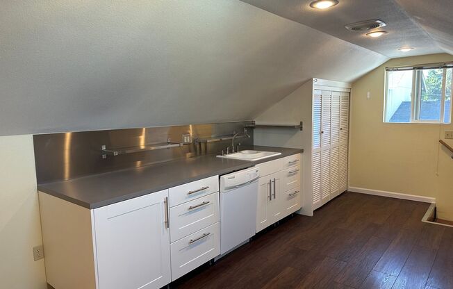 1 bed, 1 bath, $1,395, Unit 1548 Lincoln St. - B