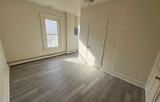 3 beds, 1 bath, $1,700, Unit 118 Apt 3