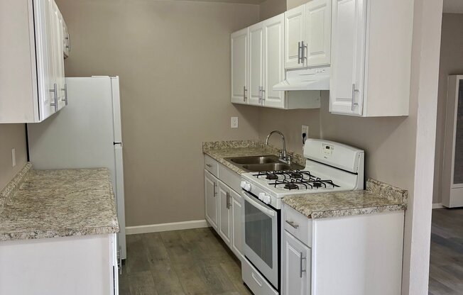 409 N LOS ROBLES AVE