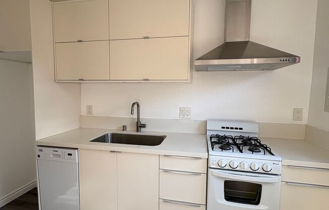 Studio, 1 bath, 400 sqft, $1,495, Unit 8B