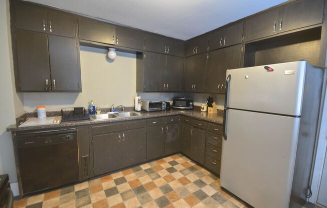 2 beds, 1 bath, $850, Unit 829 2nd St NW