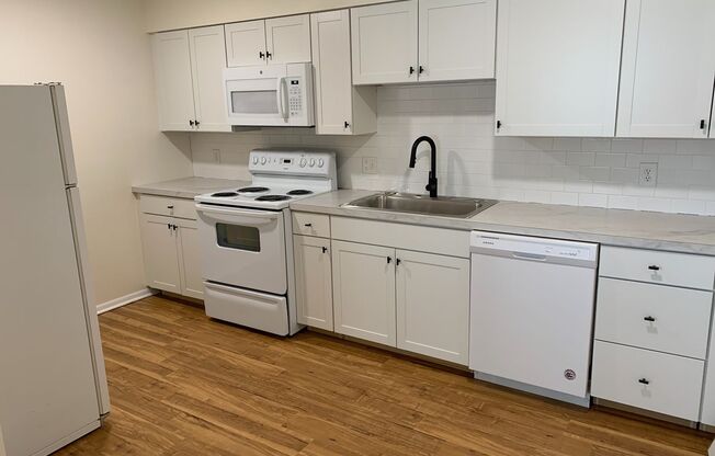 2 beds, 1 bath, 715 sqft, $995, Unit B005