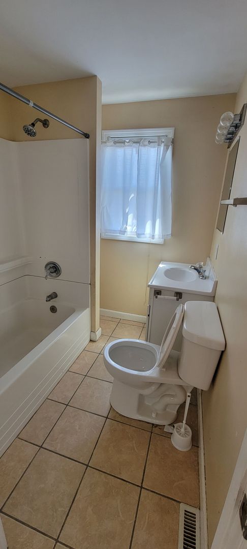 2 Bedroom 1 Bathroom Townhouse for Rent!