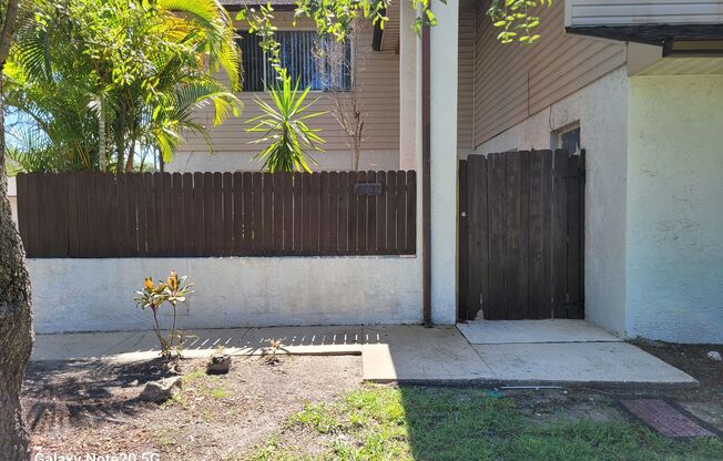 FOR RENT!!! BEAUTIFUL AND RECENTLY UPDATE 2 BEDROOM 1.5 TOWNHOME...