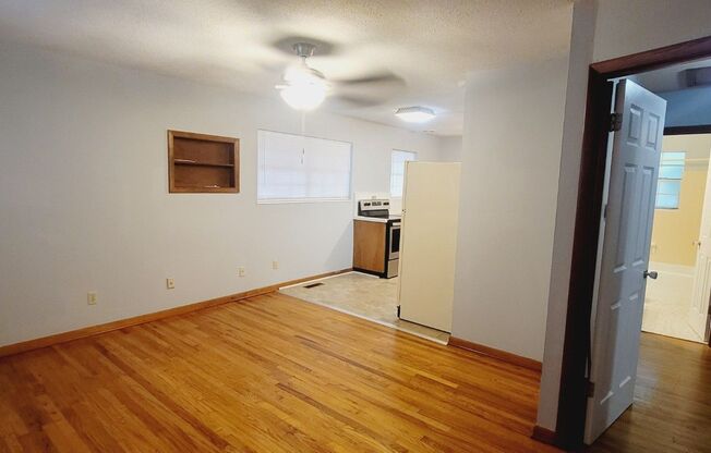 MIDTOWN 2/1 w/ Wood Floors! Lawn Maintenance Included. Walk to Lake Ella! $1025/month Avail NOW!