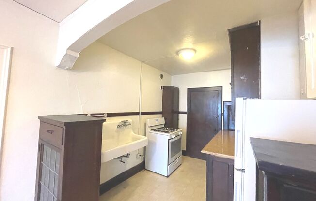 Studio, 1 bath, $875, Unit 3