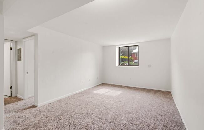 1 bed, 1 bath, 700 sqft, $799, Unit #107