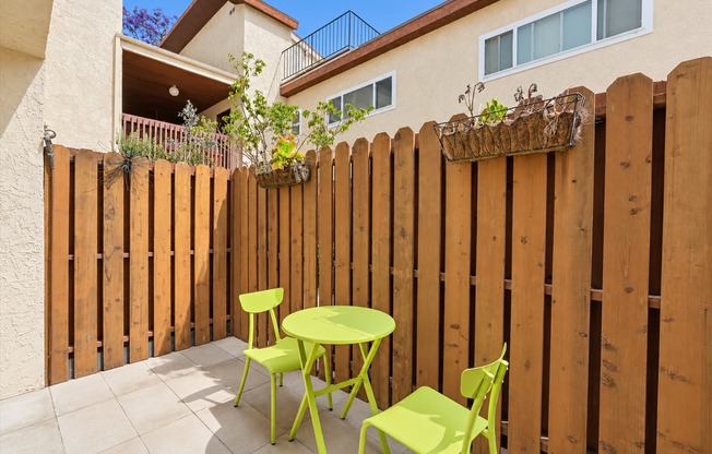BRIGHT & AIRY, 2BR2.5BA TOWNHOUSE W/ DUAL PRIMARY SUITES, FENCED PATIO & 2-CAR GATED PARKING IN WELL-KEPT GATED BUILDING!