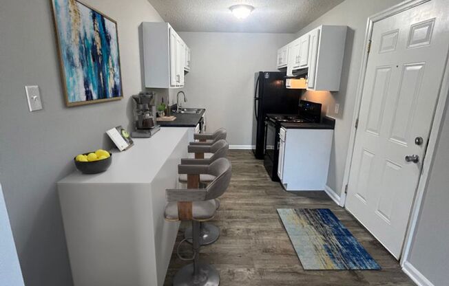 3 beds, 1 bath, 820 sqft, $1,350