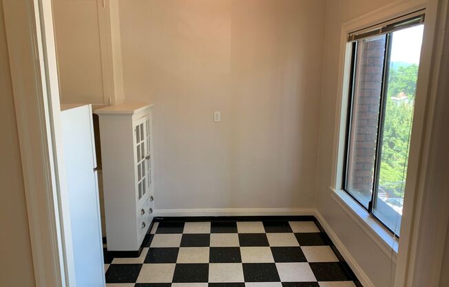 Studio, 1 bath, 450 sqft, $1,095, Unit 304