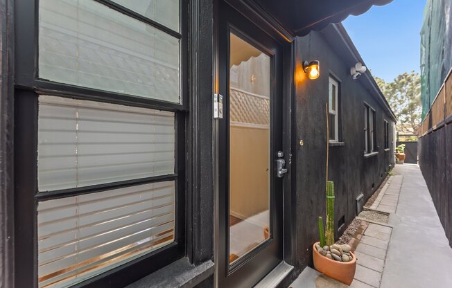 425 1/2 VENICE WAY