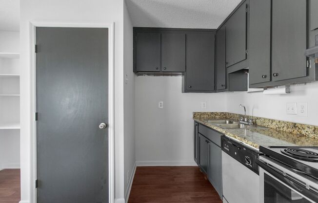 2 beds, 1 bath, 647 sqft, $1,165, Unit B1