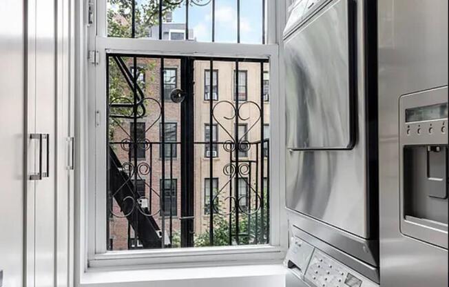 186 E 75 ST