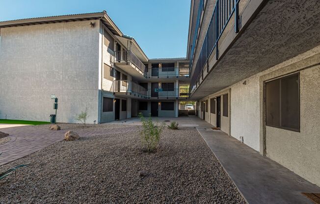 2 beds, 1 bath, 880 sqft, $1,100, Unit 211