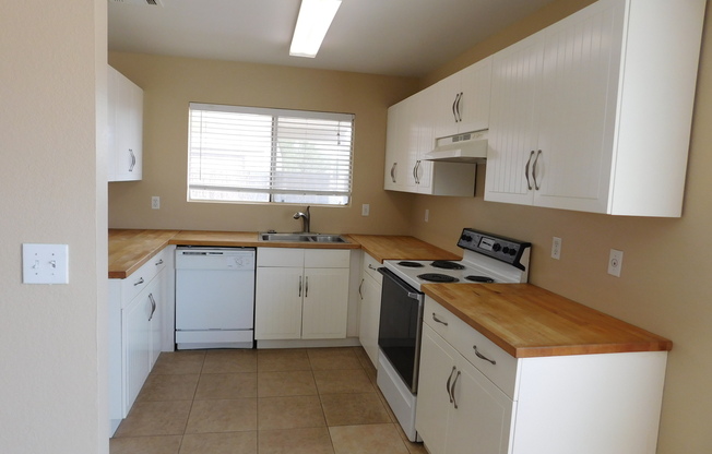 GREAT CHANDLER LOCATION!