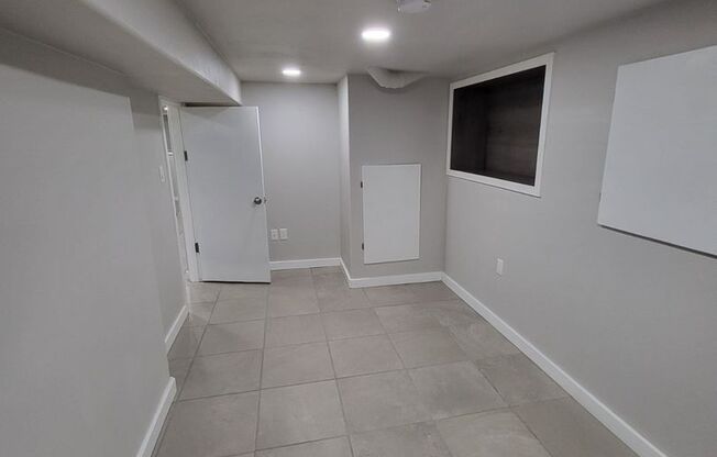 1 bed, 1 bath, $1,000, Unit PM-250-2 Unit B