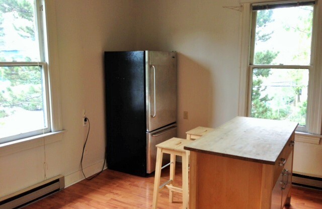 1122 East Denny