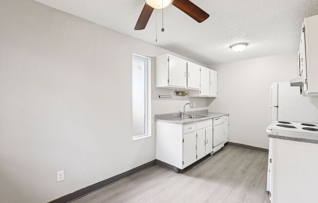 2 beds, 1 bath, 832 sqft, $1,479, Unit 4-40