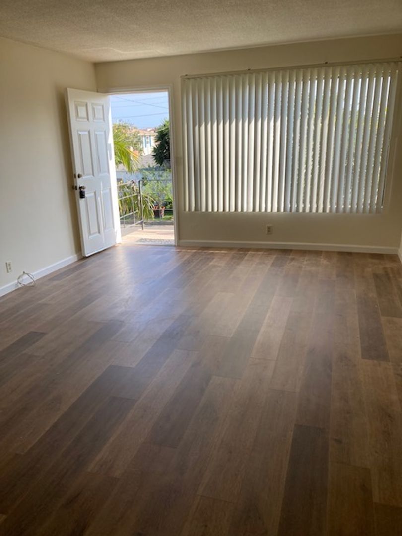 2 bedroom upstairs unit in downtown Huntington Beach