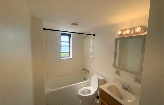 2 beds, 1 bath, 867 sqft, $1,100, Unit 307