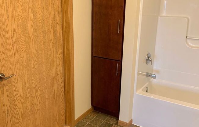 1 bed, 1 bath, 718 sqft, $985, Unit 605-106