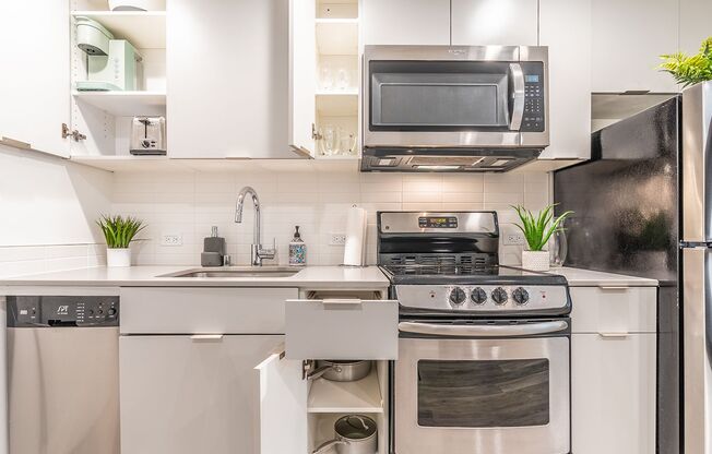 Studio, 1 bath, 405 sqft, $1,295, Unit B002
