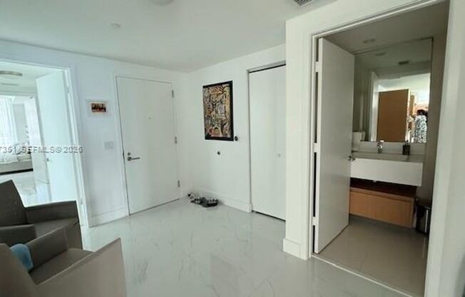 3 beds, 2 baths, 1,395 sqft, $7,250, Unit 460 NE 28th St # 2908