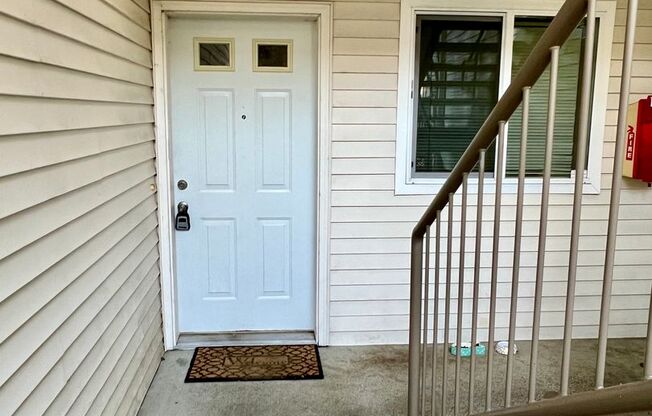 Charming 2 Bedroom Condo minutes from I5 and the Alderwood Mall.