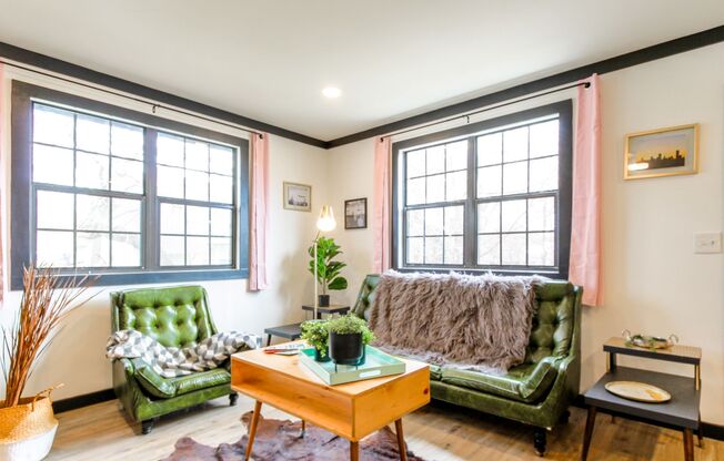 312 W Queen St