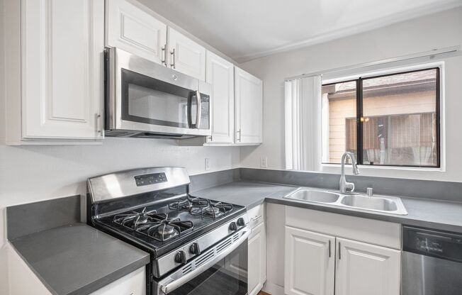 1010 - 1012 E Acacia Ave