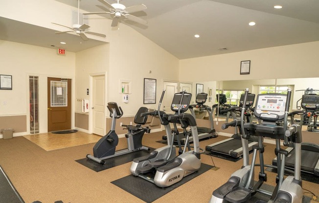 Fitness Center With Modern Equipment at Lynbrook Apartment Homes and Townhomes, Nebraska