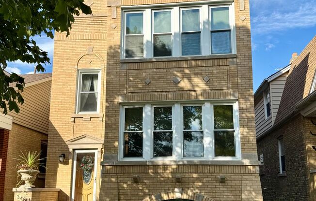 Gorgeous 2 Bed + Den / 1 Bath Jefferson Park Unit Available NOW! Water, Sewer, & Trash INCLUDED In Rent!