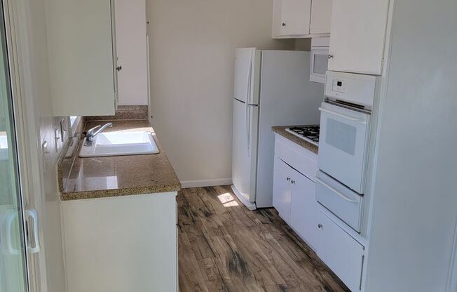 2 beds, 1 bath, 885 sqft, $2,300, Unit 623 Kirk Ave