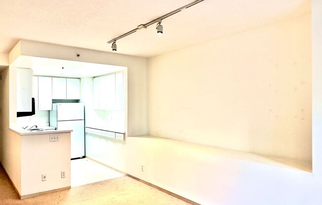 Quiet one Bedroom condo in Doorman Building. Great Location!