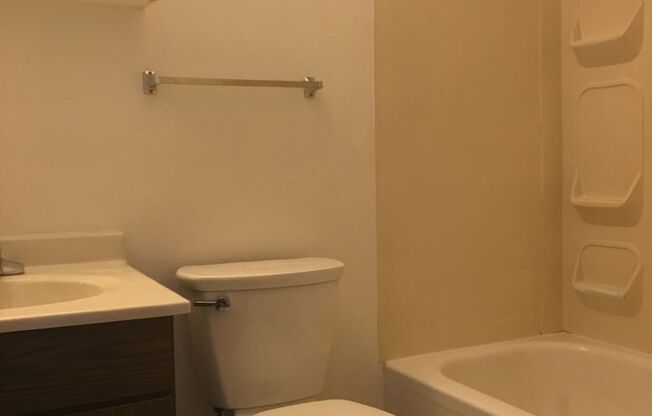 Studio, 1 bath, 350 sqft, $699, Unit 27