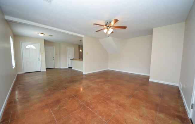 Great 3 bed, 2 bath home with easy access to North/South 51.