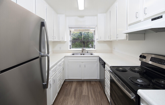 Hillcrest: Beautiful 2 Bedroom Apartment with 2 Parking Spaces!