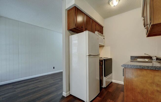 Studio, 1 bath, 400 sqft, $935, Unit 106
