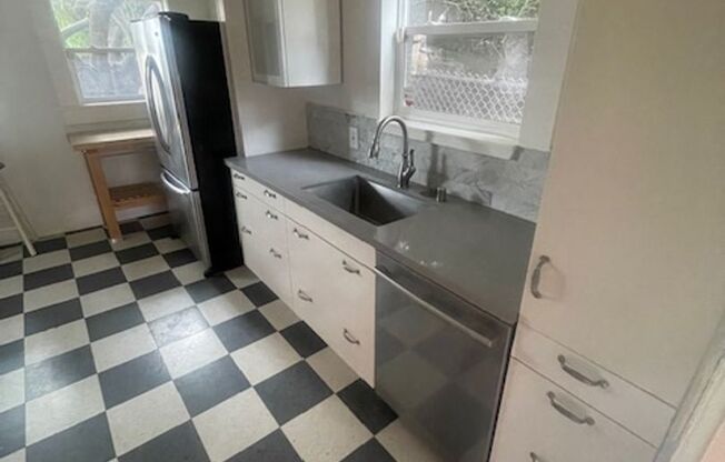 Great House in Oakland with a yard! 2 Beds, 1 Bath